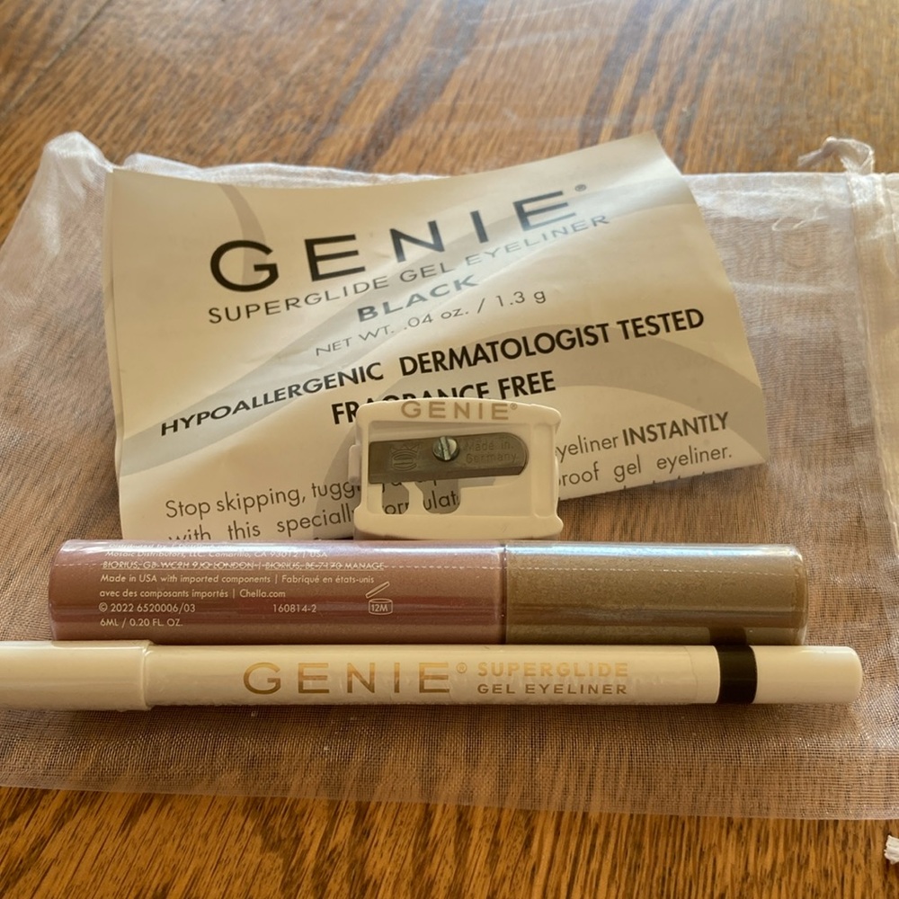 Bundle of eyeliner with pouch